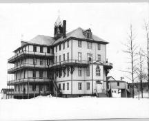 Cette photo de l'Académie Sainte-Famille a été prise en 1933.; Town of Tracadie-Sheila