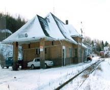 Vue en angle de la Gare Canadien National, montrant les façades de l'arrière et du côté.; Agence Parcs Canada / Parks Canada Agency, A. M. de Fort-Menares, 1993.