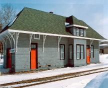 Vue en angle de la Gare du Canadien National, montrant les façades de l'arrière et du côté, 1993.; Cliché Ethnotech inc, 1993.