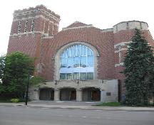 View from the east highlighting the main entranceway of Knox-Metropolitan United Church, 2006.; Clint Robertson, 2006.