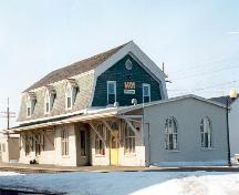 Corner view of VIA Railway Station, showing both the rear and side façades, 1994.; Agence Parcs Canada / Parks Canada Agency, Paul Trépanier, 1994.