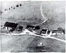 Cette image montre la ferme Soucy et ses dépendances ainsi qu'une partie des champs tels qu'ils étaient en 1953.; Conrad Soucy