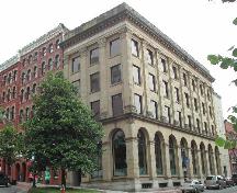This photograph shows the full view of the building and the neighbouring buildings on King and Canterbury Streets as well as the vault building that was added in 1930, 2004 ; City of Saint John