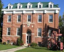 Front facade of the Arcola Court House highlighting the symetrical arrangement of windows, 2004.; Government of Saskatchewan, Brett Quiring, 2004.