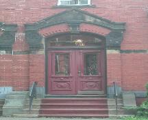 Cette image montre une vue de l'entrée et de l'entablement détaillé à fronton, 2005; City of Saint John