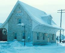 Vue en angle de la Gare ferroviaire Canadien National, montrant les façades du devant et du côté.; Cliché Ethnotech inc, 1991.