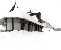 Vue en angle de la Gare ferroviaire Canadien Pacifique, montrant les façades de l’arrière et du côté, 1994.; Agence Parcs Canada / Parks Canada Agency, S. Bronson, 1994.