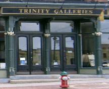 Cette image montre une vue de l'entrée encastrée de la devanture au côté sud de la façade avant, 2005.; City of Saint John