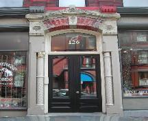 Cette image montre une vue de l'entrée centrale, avec un entablement élaboré sur les pilastres en pierre, 2005.; City of Saint John