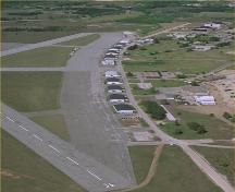 Vue aérienne des hangars du Corps royal d'aviation, 1998.; Agence Parcs Canada /Parks Canada Agency, 1988.