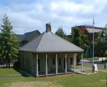 Le poste de garde - façade avant; Province of New Brunswick