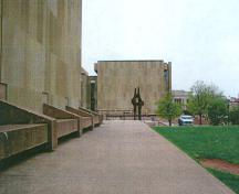 View of part of the terrace at the Confederation Centre of the Arts, 2002.; Agence Parcs Canada/Parks Canada Agency, G. Charrois, 2002.