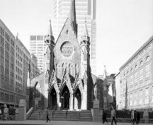 La façade ouest donnant sur la rue Sainte-Catherine, 1988.; Parks Canada Agency/ Agence Parcs Canada, NHS-images, 1988.