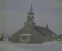 Vue en angle montrant l'élévation avant de l'église de Saint-André-de-Kamouraska.; Parks Canada Agency/Agence Parcs Canada