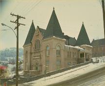 Corner view of Rossland Court House, showing both front and side elevations.; Parks Canada Agency/Agence Parcs Canada