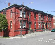 Cette photographie montre la vue contextuelle du complexe, vue vers le nord sur la rue Canterbury. La résidence est située au milieu du complexe, 2005.; City of Saint John