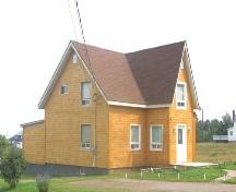 The exterior cladding is stained cedar shingles, 2006; Fidèle Thériault