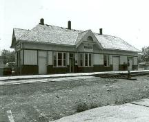 Corner view of Former Canadian National Railway Station, showing both the back and side façades, 1992.; A. M. de Fort-Menares, 1992.