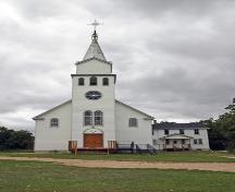 Façade principale - de l'est de l'église catholique romaine Toutes Aides, Toutes Aides, 2006; Historic Resources Branch, Manitoba Culture, Heritage and Tourism, 2006