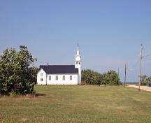 Vue contextuelle - du sud de l'église catholique romaine Toutes Aides, Toutes Aides, 2006; Historic Resources Branch, Manitoba Culture, Heritage and Tourism, 2006