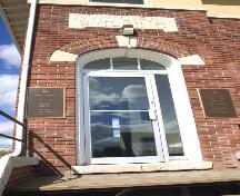 View of the entrance of the Pipestone Municipal Building, Pipestone, 2005; Historic Resources Branch, Manitoba Culture, Heritage and Toursim, 2005