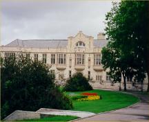 College Building; l'édifice dans son environnement paysager, 2000.; Parks Canada Agency/Agence Parcs Canada, J. Hucker, 2000.