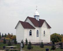 Façades principales - du sud-ouest de l'église catholique ukrainienne St. Demetrius, Arborg, 2006; Historic Resources Branch, Manitoba Culture, Heritage and Tourism, 2006
