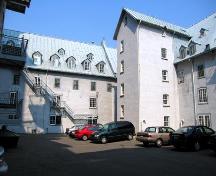 Cour intérieure du site historique du Monastère-des-Augustines-de-l'Hôtel-Dieu-de-Québec; Ministère de la Culture, des Communications et de la Condition féminine, Jean-François Rodrigue, 2005
