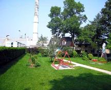 Jardin et maison canadienne du 300e du site historique du Monastère-des-Augustines-de-l'Hôtel-Dieu-de-Québec; Ministère de la Culture, des Communications et de la Condition féminine, Jean-François Rodrigue, 2005