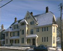 Corner view of the Dundas Terrace, showing the façade facing the road, 1989; Parks Canada Agency/ Agence Parcs Canada, 1989.