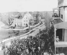 Lors de sa tournée électorale au Nouveau-Brunswick, Sir Wilfrid Laurier fut accueilli par une foule de gens devant l'Hôtel Royal, le 30 mai 1896.; Madawaska Historical Society