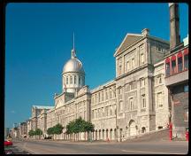 Vue en angle montrant la façade du marché Bonsecours.; Parks Canada Agency/ Agence Parcs Canada