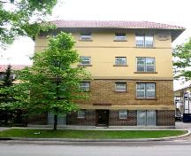 Elevation detail, from the east, of the Pasadena Apartments, Winnipeg, 2007; Historic Resources Branch, Manitoba Culture, Heritage, Tourism and Sport, 2007