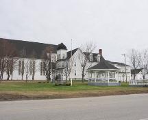 Vue des environs montrant le presbytère, l'église et le terrain du pique-nique; Village of Rogersville