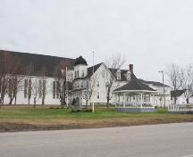 Vue des environs montrant le terrain, l'église et le presbytère.; Village of Rogersville