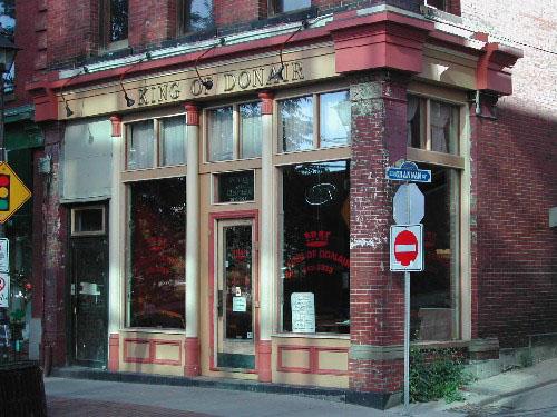La façade du magasin au coin de l'édifice