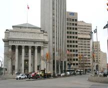 Contextual view, from the west, of the Bank of Montreal, Winnipeg, 2007; Historic Resources Branch, Manitoba Culture, Heritage, Tourism and Sport, 2007