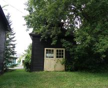 La remise à chariot située à l'arrière du 142, rue Connell.; Carleton County Historical Society