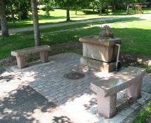 Vue globale de la fontaine et des bancs; Town of Sussex
