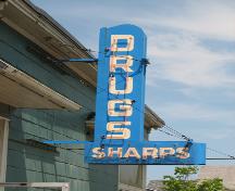 L'enseigne au néon « Sharps Drugs » ; Town of Sussex
