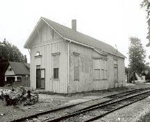 Corner view of the Canadian National Railway Station, showing both the rear and side façades, 1995.; Agence Parcs Canada / Parks Canada Agency, S.D. Bronson, August 1995.