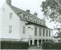 Vue en angle montrant la façade arrière de la maison Étienne-Paschal-Taché, 1989.; Parks Canada Agency / Agence Parcs Canada, 1989.