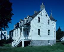 Vue en angle montrant la façade arrière de la maison Étienne-Paschal-Taché, 1994.; Parks Canada Agency/ Agence Parcs Canada, CIHB - (HRS 839), 1994.