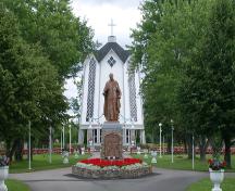 L’édifice principal situé au fond du terrain en arrière de la statue de Mgr Richard. ; PNB 2004