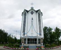 L'entrée principale de l'édifice principal.; PNB 2004