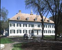 Primary elevation, viewed from the west, of the Grey Nuns' Convent, Winnipeg, 2004; Historic Resources Branch, Manitoba Culture, Heritage, Tourism and Sport, 2004