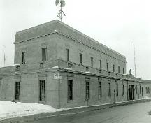 Vue générale montrant une façade de la gare de VIA Rail, 1990.; Agence Parcs Canada / Parks Canada Agency, R. Goodspeed, 1990.