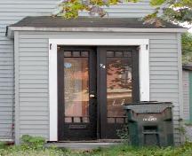 Cette image montre l'entrée décentrée en saillie, 2005.; City of Saint John