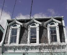 Cette photographie montre le toit en mansarde avec trois lucarnes et une corniche ornée, 2005.; City of Saint John