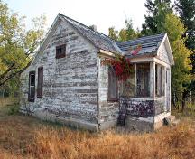 Contextual view, from the southwest, of Erinside Teacherage, Erinview area, 2006; Historic Resources Branch, Manitoba Culture, Heritage and Tourism, 2006